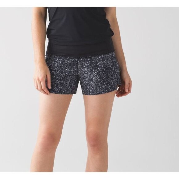 Lululemon Run Times Short Mini Splatter White Black Size 4 - Picture 1 of 7